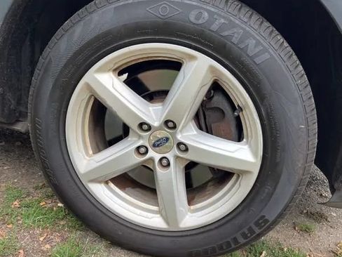 Used 2017 Ford Explorer XLT w/ Equipment Group 202A AWD/4WD image 18