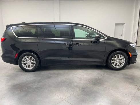 Used 2025 Chrysler Pacifica Select FWD image 8