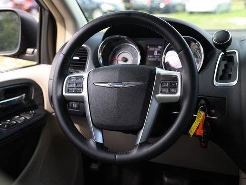 Used 2013 Chrysler Town & Country Touring FWD image 27