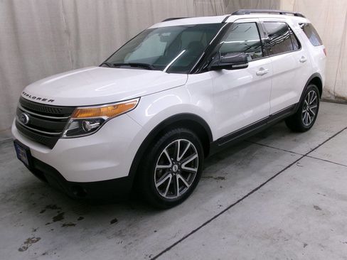 Used 2015 Ford Explorer XLT w/ Equipment Group 202B AWD/4WD image 2
