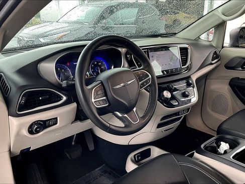 Used 2023 Chrysler Pacifica Touring-L FWD image 15