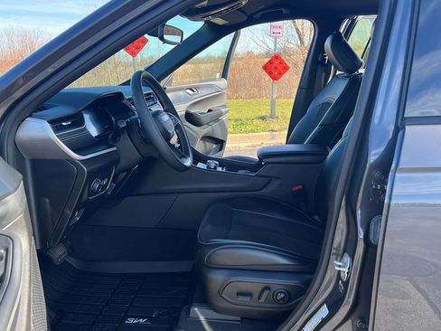 Used 2023 Jeep Grand Cherokee L Laredo image 14