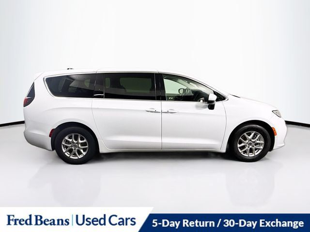 Used 2023 Chrysler Pacifica Touring-L FWD image 10