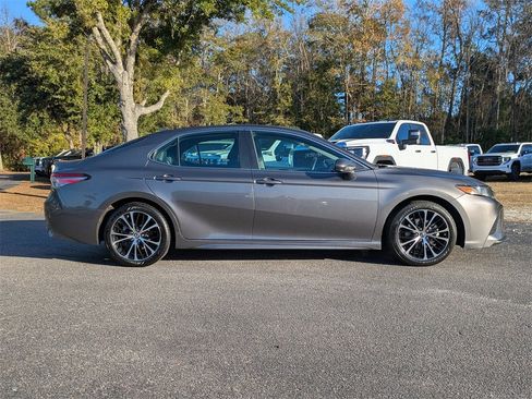 Used 2019 Toyota Camry SE image 3