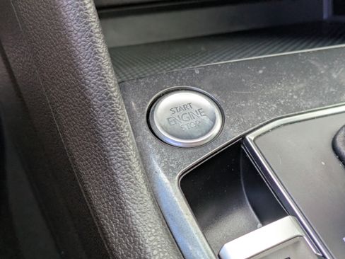 Used 2019 Volkswagen Tiguan SE image 28