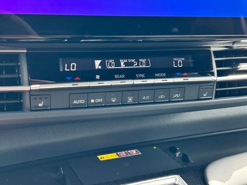 Used 2025 Toyota Sienna XLE Woodland Edition image 36