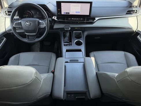 Used 2025 Toyota Sienna XLE FWD image 11