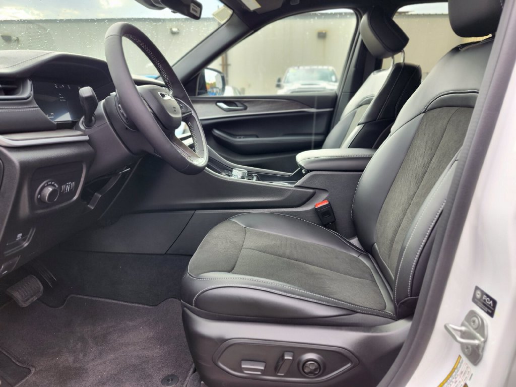 New 2026 Jeep Grand Cherokee Altitude AWD/4WD image 18