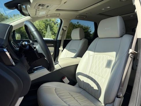 Used 2023 Buick Enclave Avenir w/ Avenir Technology Package image 9