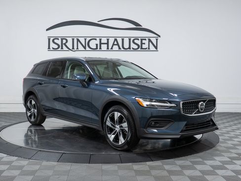 New 2026 Volvo V60 B5 Cross Country Plus w/ Climate Package AWD/4WD image 3