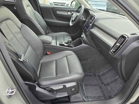 Used 2025 Volvo XC40 B5 Core image 11