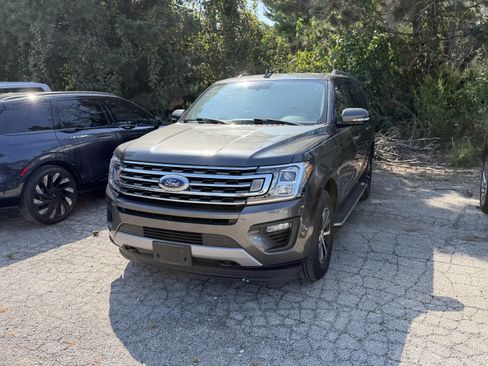 Used 2019 Ford Expedition XLT w/ Equipment Group 202A AWD/4WD image 4