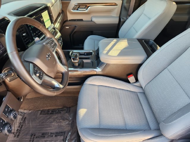 Used 2025 Chevrolet Silverado 1500 LT Trail Boss w/ Convenience Package II AWD/4WD image 4