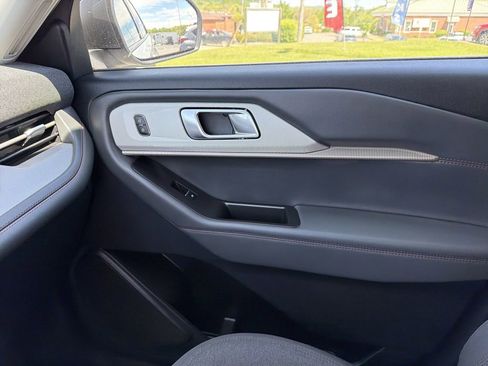 Used 2025 Ford Explorer Active AWD/4WD image 25