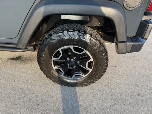 Used 2017 Jeep Wrangler Unlimited Rubicon AWD/4WD image 19