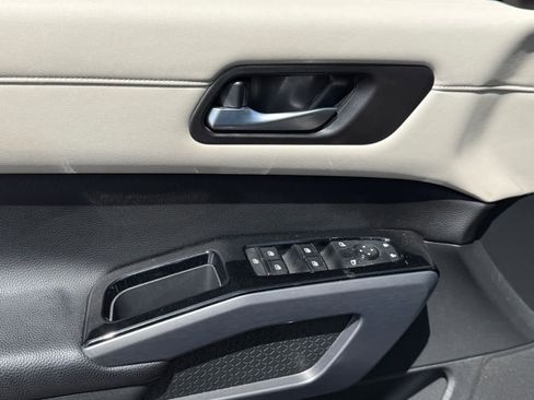 Used 2022 Nissan Pathfinder SL FWD image 16