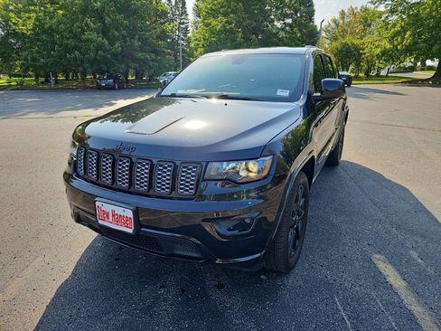 Used 2018 Jeep Grand Cherokee Altitude AWD/4WD image 2