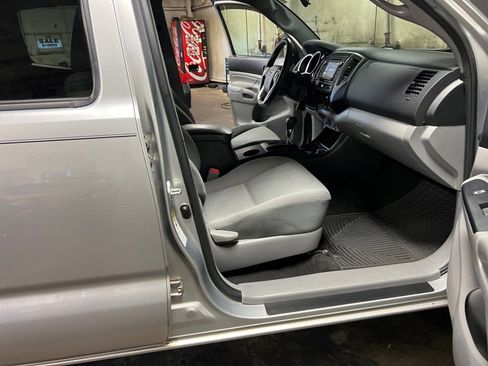 Used 2014 Toyota Tacoma PreRunner image 32