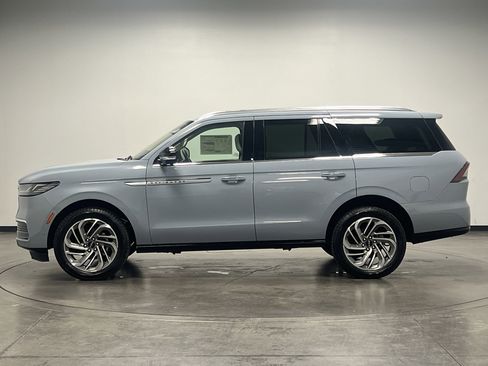 New 2025 Lincoln Navigator Reserve image 5