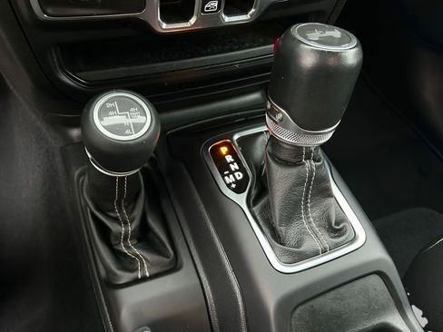 Used 2022 Jeep Wrangler Unlimited Sahara w/ Cold Weather Group image 28