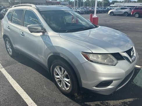 Used 2016 Nissan Rogue SV w/ SV Premium Package AWD/4WD image 2