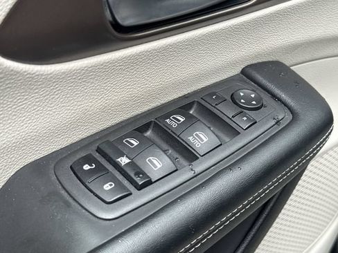 Used 2022 Chrysler Voyager LX FWD image 31
