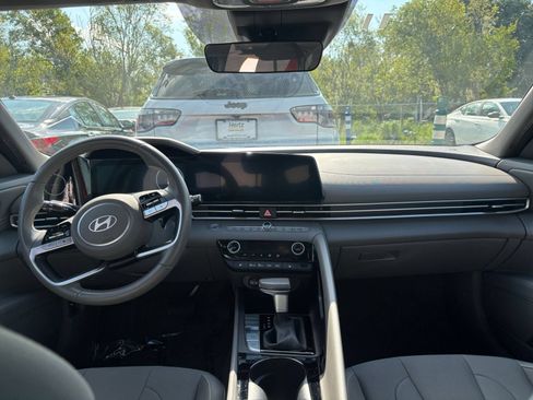 Used 2025 Hyundai Elantra SEL FWD image 33