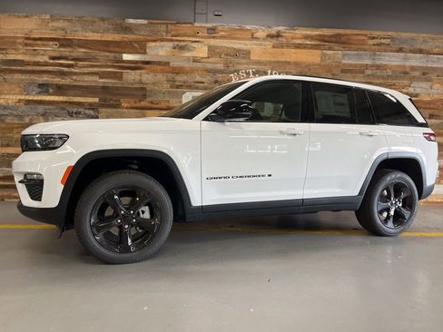 New 2025 Jeep Grand Cherokee Limited w/ Black Appearance Package image 18