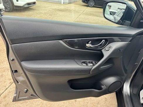 Used 2018 Nissan Rogue SV w/ Premium Package image 21