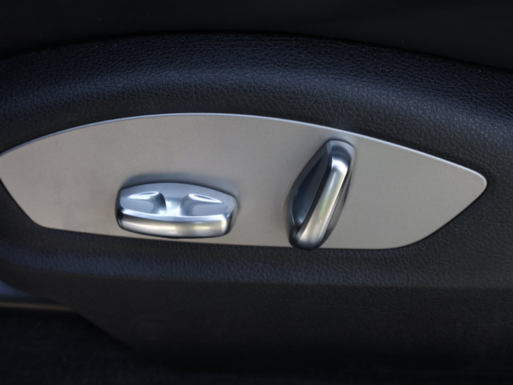 Used 2025 Porsche Macan Turbo AWD/4WD image 16