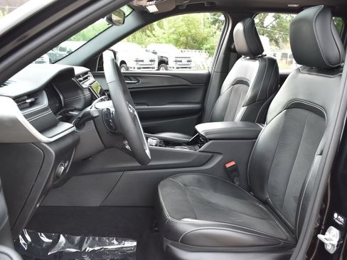 Used 2023 Jeep Grand Cherokee Laredo AWD/4WD image 24