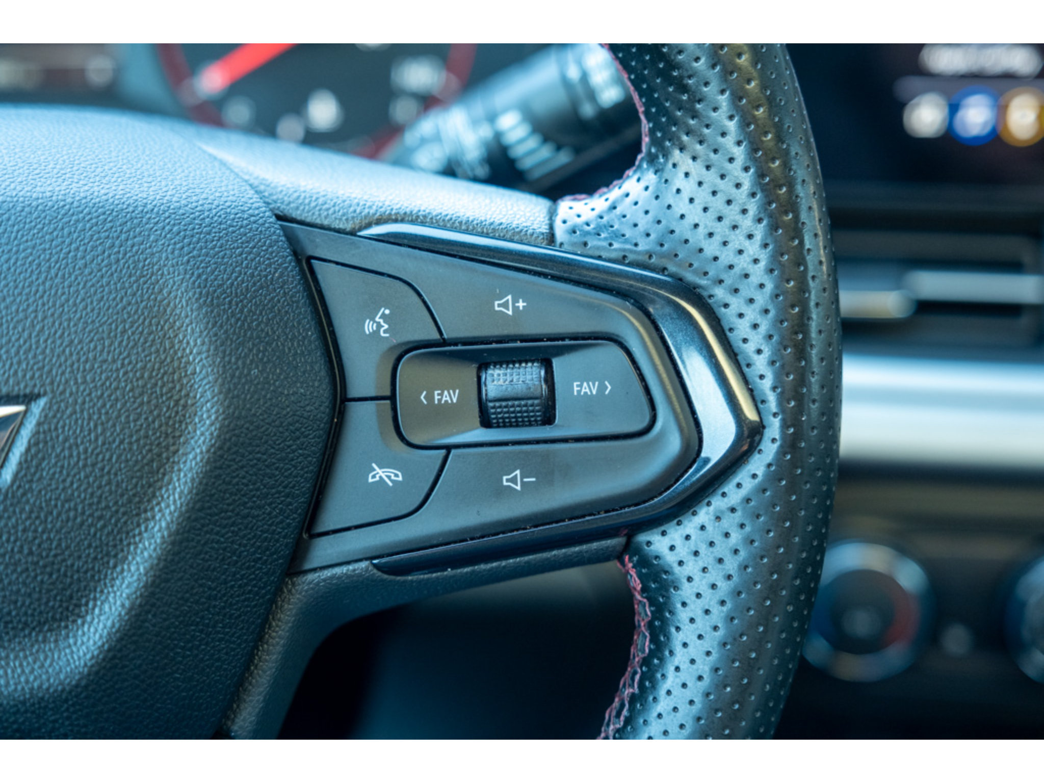 Used 2024 Chevrolet Trax RS w/ Sunroof Package FWD image 19