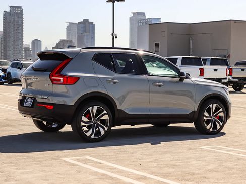 Used 2025 Volvo XC40 B5 Plus w/ Protection Package Premier AWD/4WD image 4