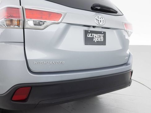 Used 2016 Toyota Highlander LE AWD/4WD image 17