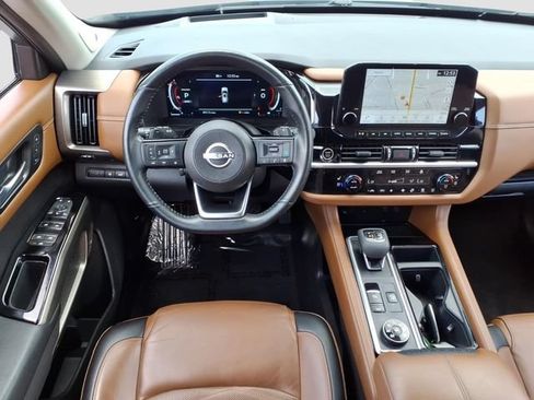Used 2024 Nissan Pathfinder Platinum AWD/4WD image 17