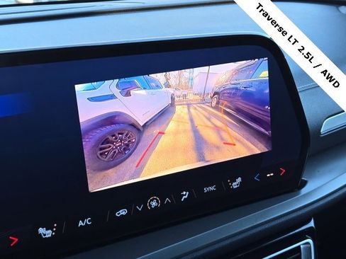 Used 2025 Chevrolet Traverse LT image 29