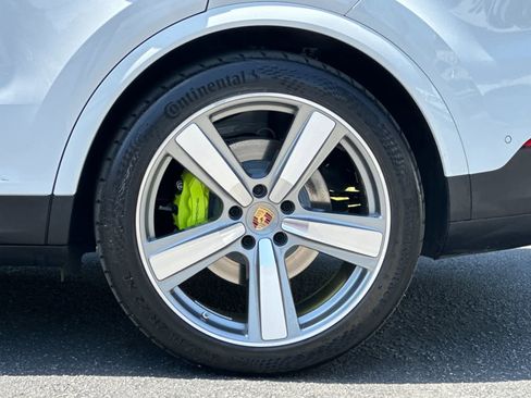 Certified 2025 Porsche Cayenne GTS AWD/4WD image 32