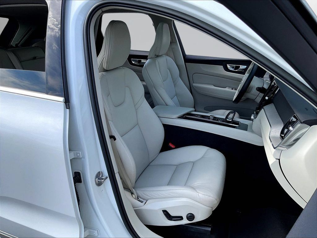 Used 2023 Volvo XC60 B5 Plus AWD/4WD image 27