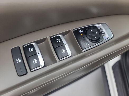 Used 2025 Kia Carnival FWD image 24