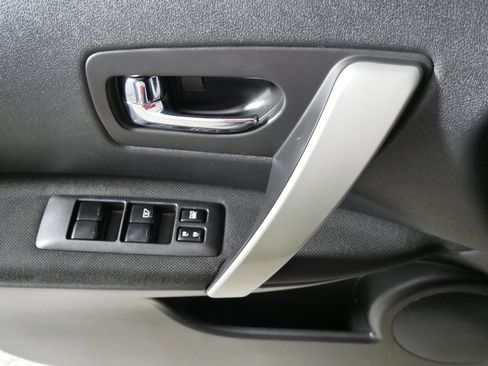 Used 2013 Nissan Rogue SV w/ Premium Pkg image 19