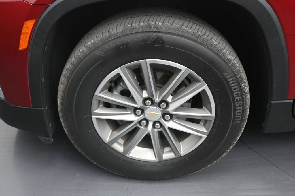 Used 2023 Chevrolet Traverse LT FWD image 9