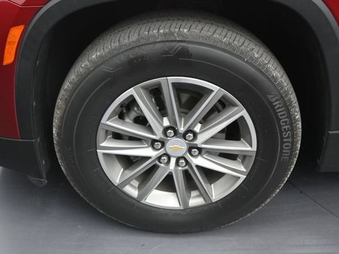 Used 2023 Chevrolet Traverse LT FWD image 9