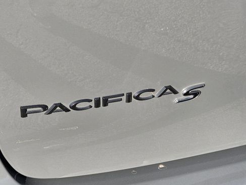 Used 2022 Chrysler Pacifica Touring-L w/ Uconnect Theater Family Group FWD image 40