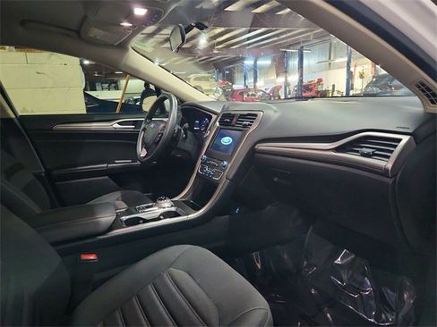 Used 2018 Ford Fusion SE w/ Fusion SE Technology Package image 38