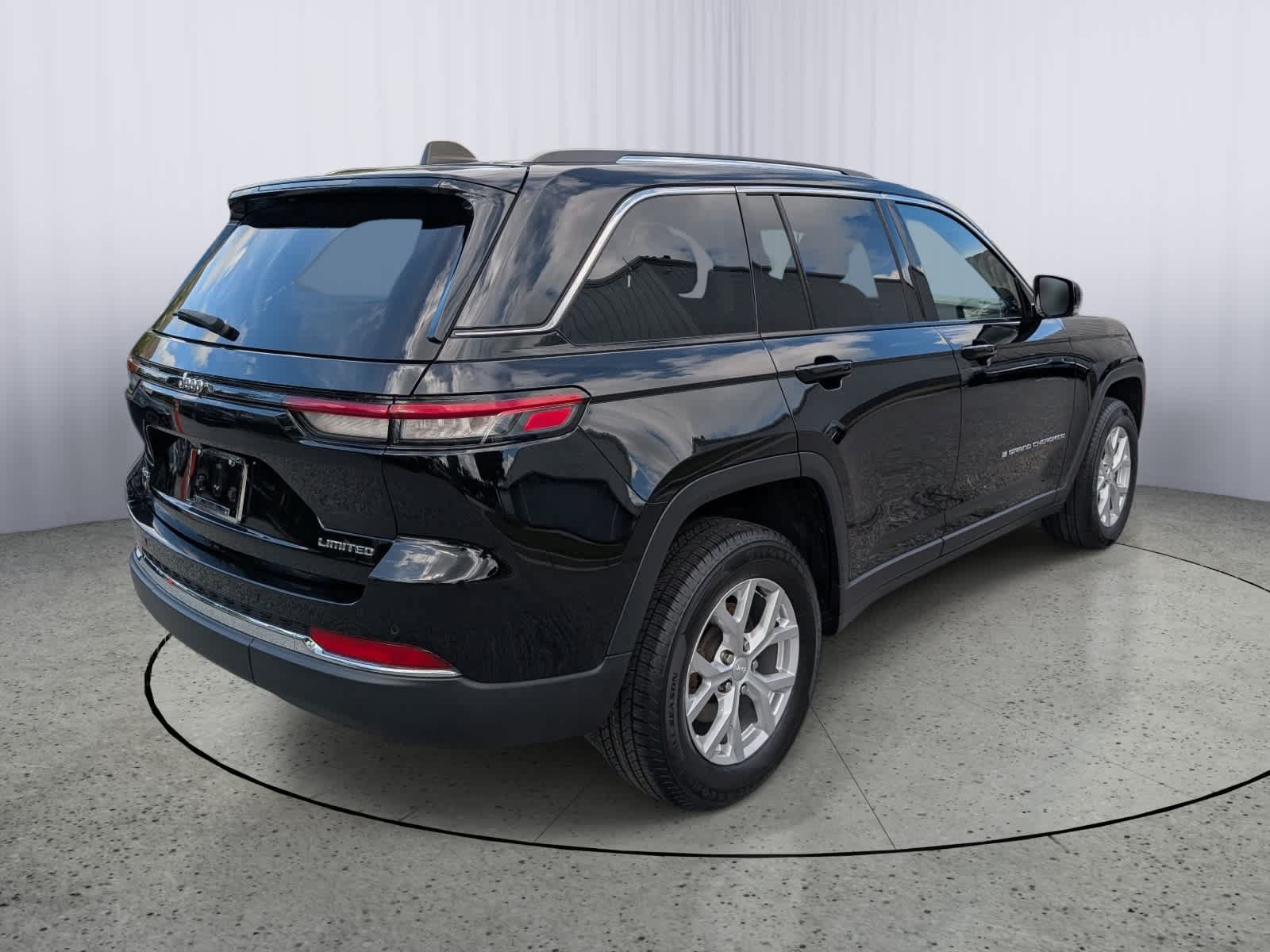 Used 2023 Jeep Grand Cherokee Limited AWD/4WD image 3