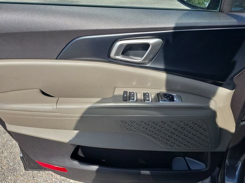 Used 2025 Kia Carnival FWD image 20