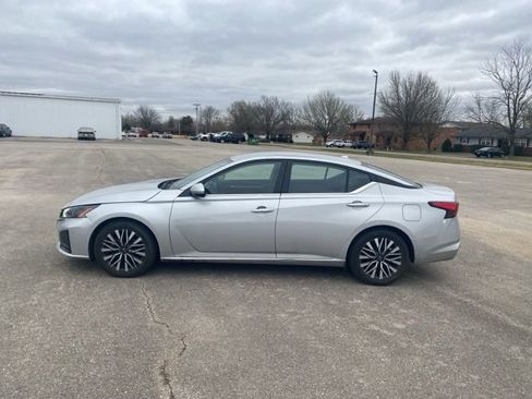 Used 2023 Nissan Altima 2.5 SV image 3