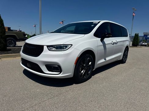 New 2026 Chrysler Pacifica Select FWD image 13