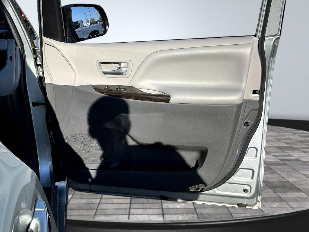 Used 2019 Toyota Sienna XLE Premium w/ Carpet Mat Package AWD/4WD image 31