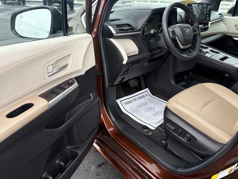 Used 2024 Toyota Sienna XLE FWD image 17